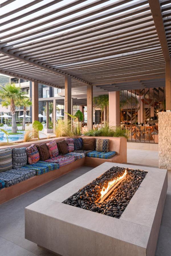 Miamar Hotel Himare Bagian luar foto