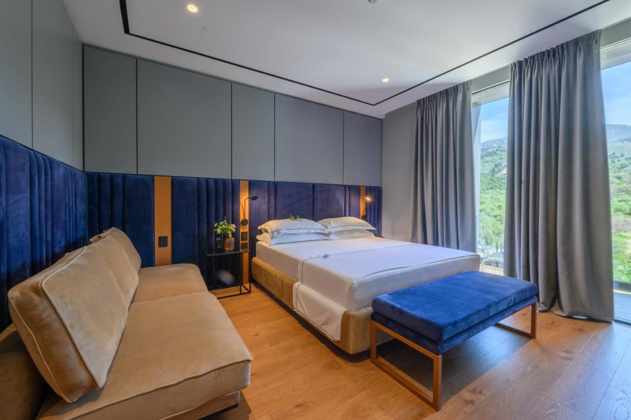 Miamar Hotel Himare Bagian luar foto