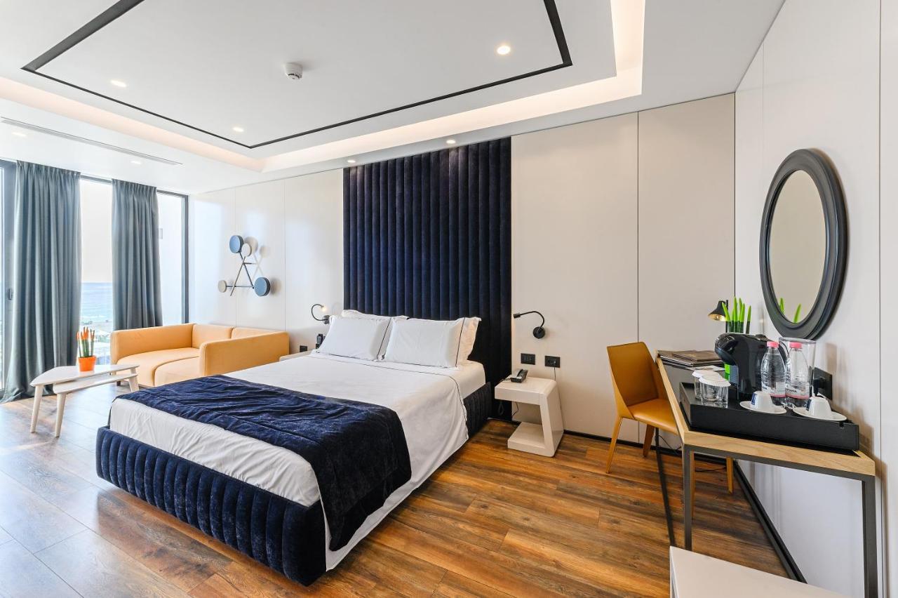 Miamar Hotel Himare Bagian luar foto