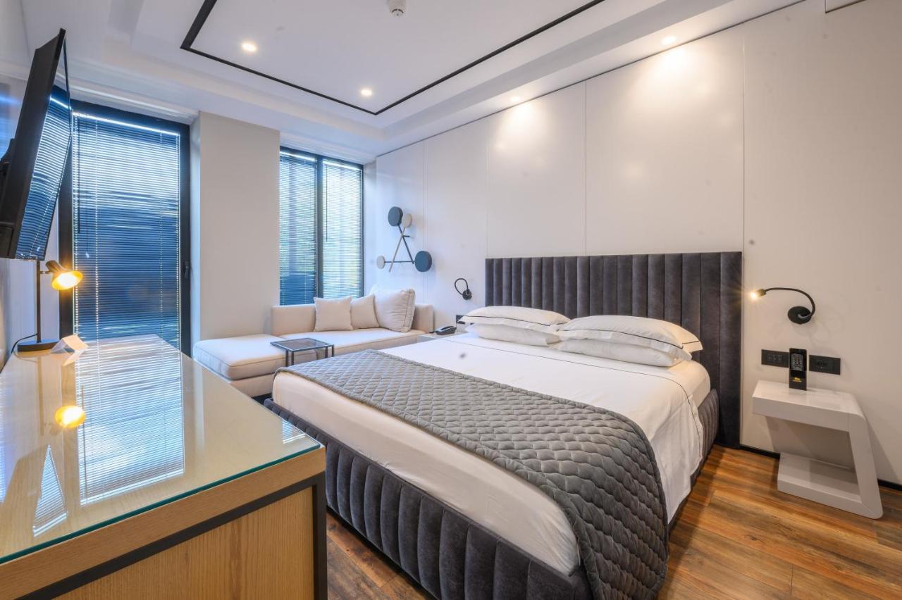 Miamar Hotel Himare Bagian luar foto