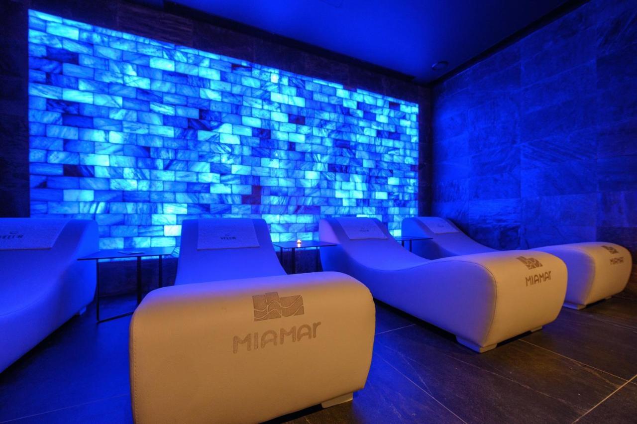 Miamar Hotel Himare Bagian luar foto