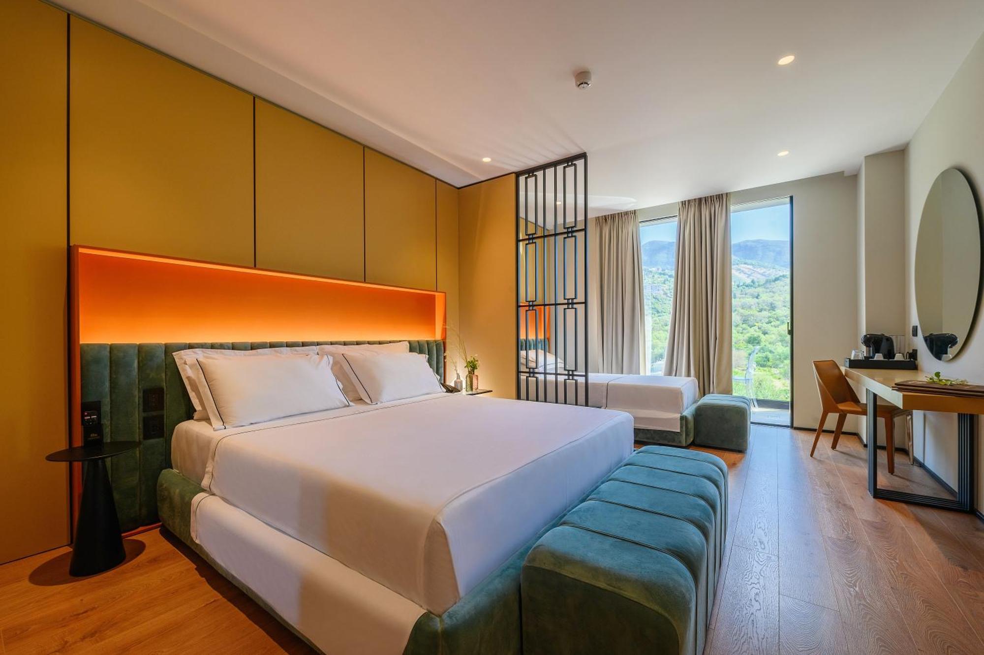 Miamar Hotel Himare Bagian luar foto