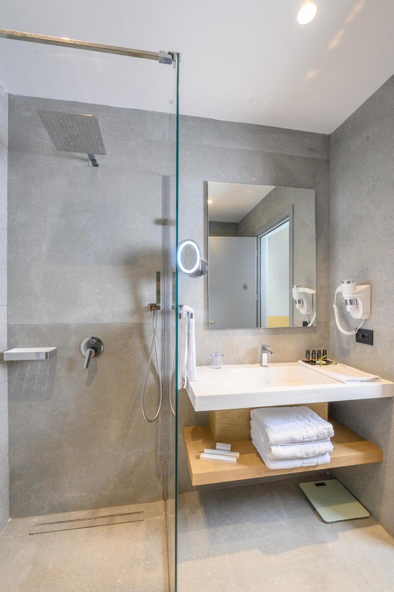 Miamar Hotel Himare Bagian luar foto